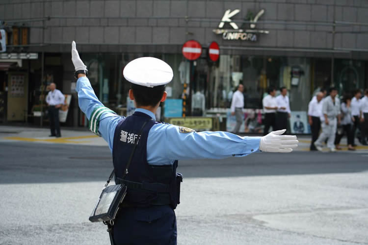 警察官の年収 総務省発表 ボーナス 退職金 都道府県別のすべてがわかるページ 年収ガイド