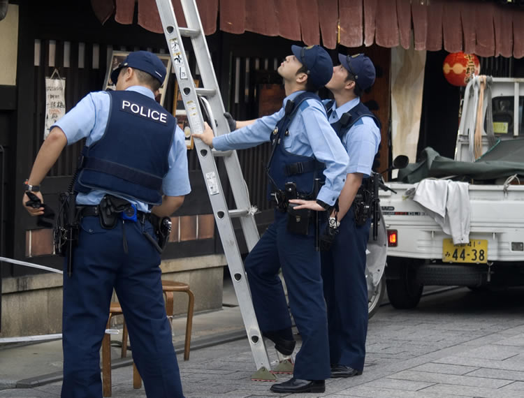 警察官の年収 総務省発表 ボーナス 退職金 都道府県別のすべてがわかるページ 年収ガイド