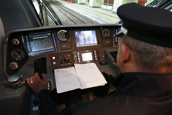 電車運転士の年収 厚労省発表 ボーナス 都道府県別 年齢別年収推移がわかるページ 年収ガイド