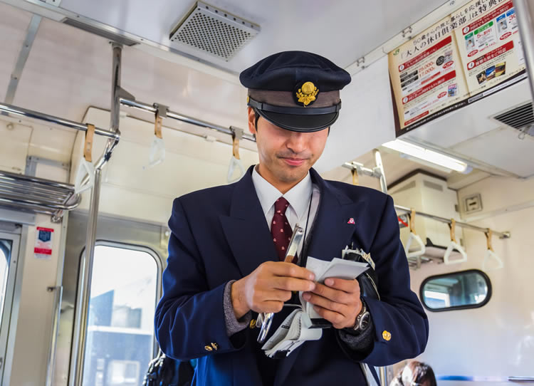 電車運転士の年収 厚労省発表 ボーナス 都道府県別 年齢別年収推移がわかるページ 年収ガイド